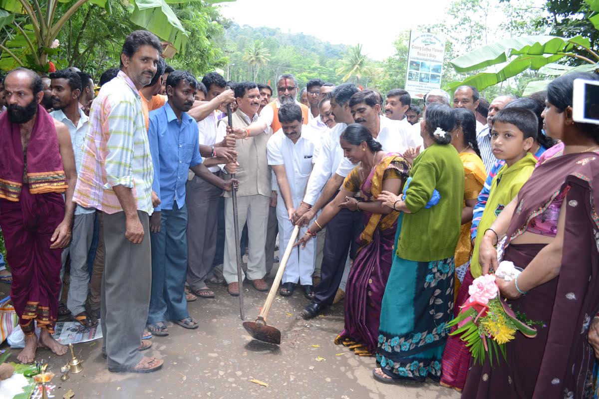 ರಸ್ತೆ ಕಾಮಗಾರಿಗೆ ಶಾಸಕರಿಂದ ಶಿಲಾನ್ಯಾಸ